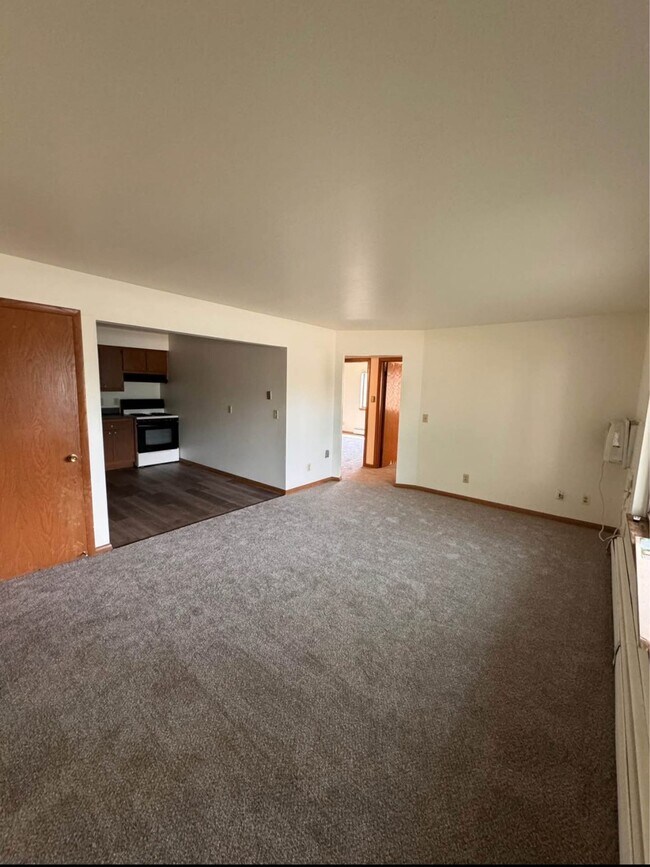 Foto del edificio - Large 2BR Upper with Heat - 84th and Howard