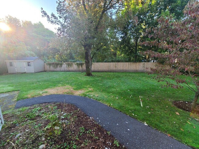 Building Photo - 45 Greenlawn Dr