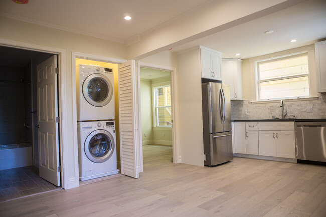 Building Photo - Recently Renovated 1 bed/1 bath in the Hea...