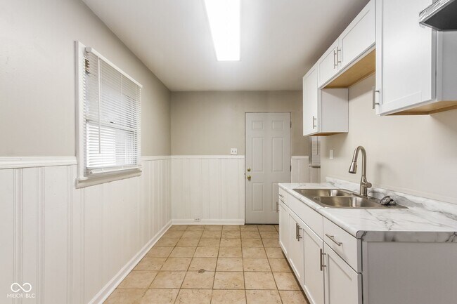Building Photo - Two Bedroom Bungalow