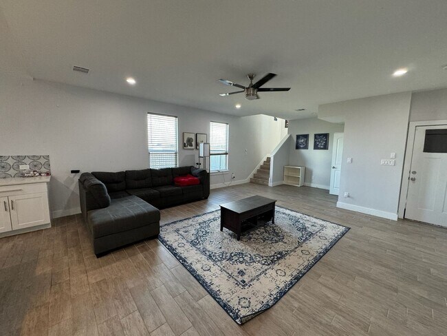 Foto del edificio - Charming 4BR House in Del Valle