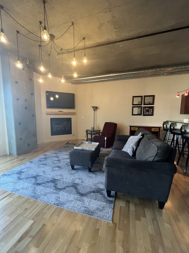 Building Photo - Available May 10th, 2025-Beautiful and Spa...