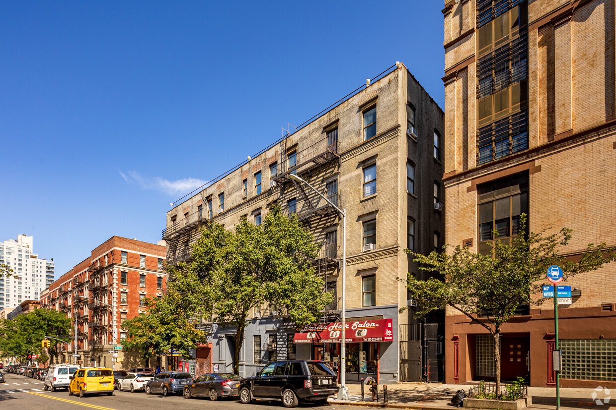 Primary Photo - 150 Manhattan Ave