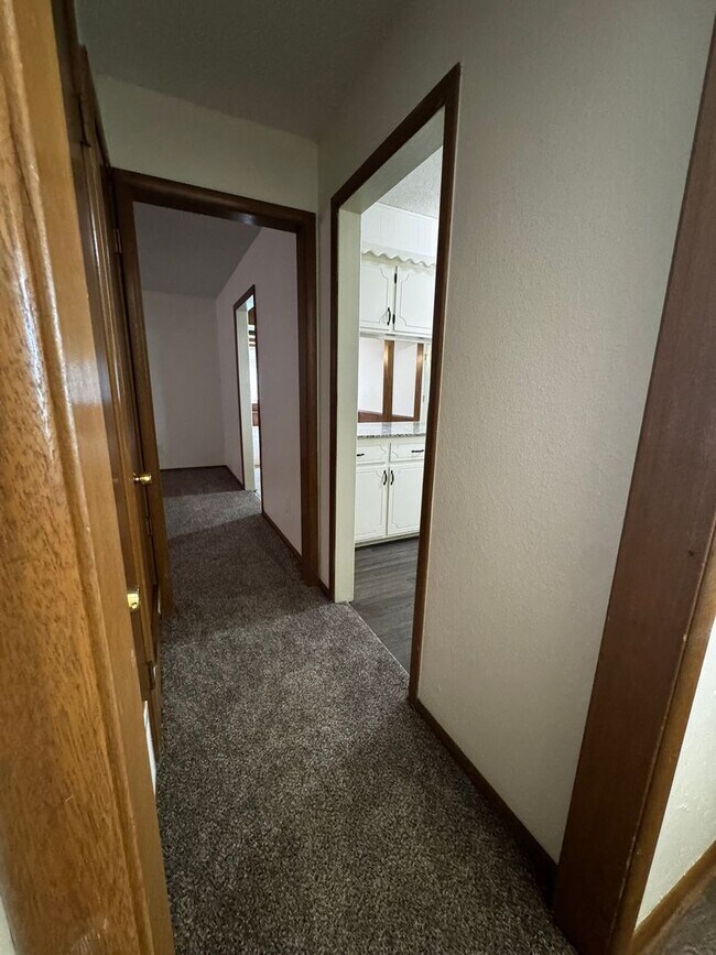 Foto del edificio - (3) Bed/(2) Bath with (2) Living Areas in MWC Avail NOW!