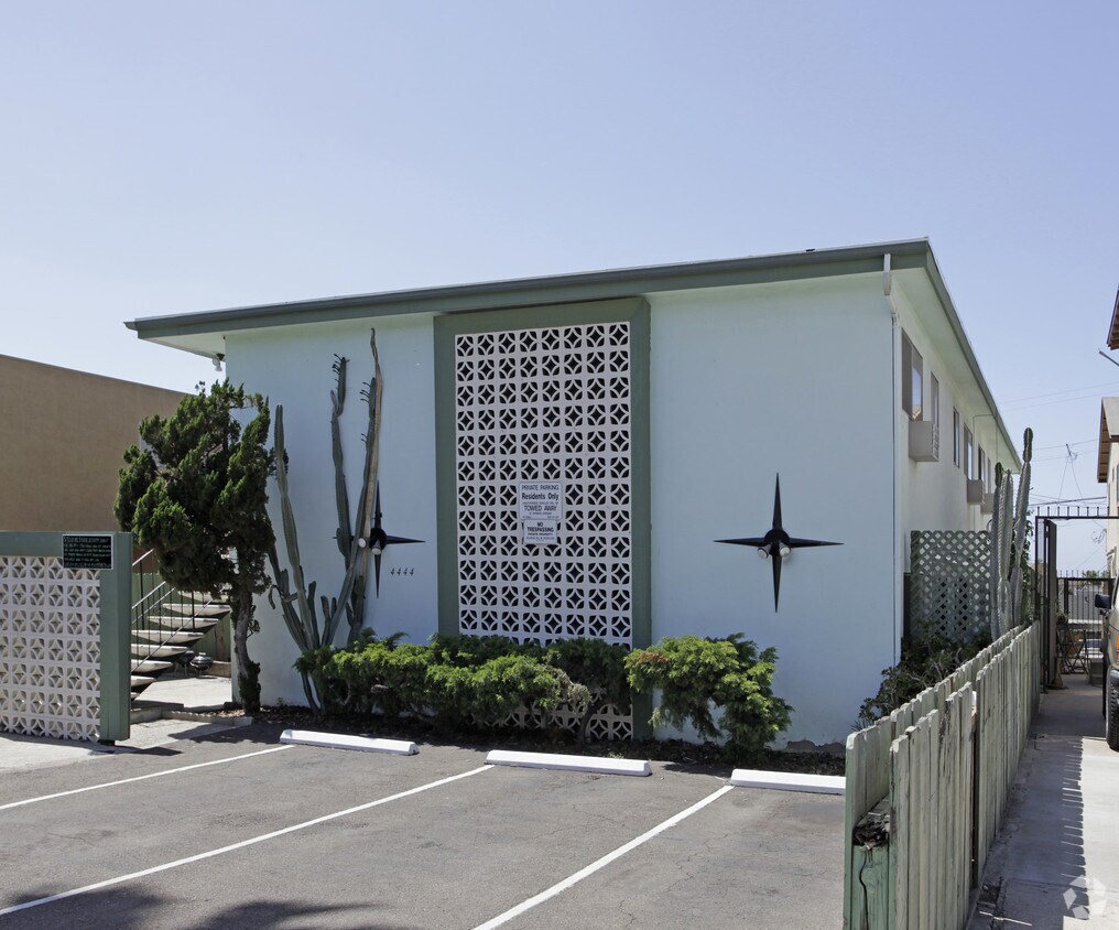 Foto del edificio - 4444 49th St