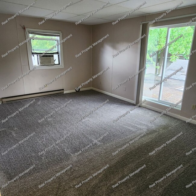 Foto del edificio - One Bedroom Second Floor Apartment