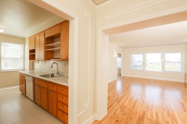 Photo - OPEN HOUSE: Sunday (11/23) 12:00pm-12:20pm.  Top Floor 2BR/2BA apartment with sweeping views of L...