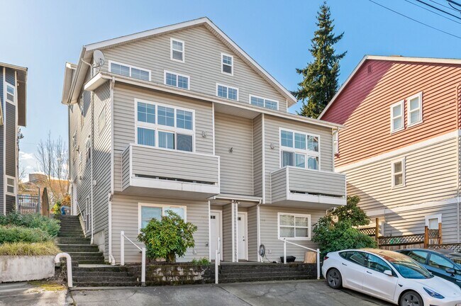 Foto del edificio - Charming and Spacious 3-Bedroom Townhome w...