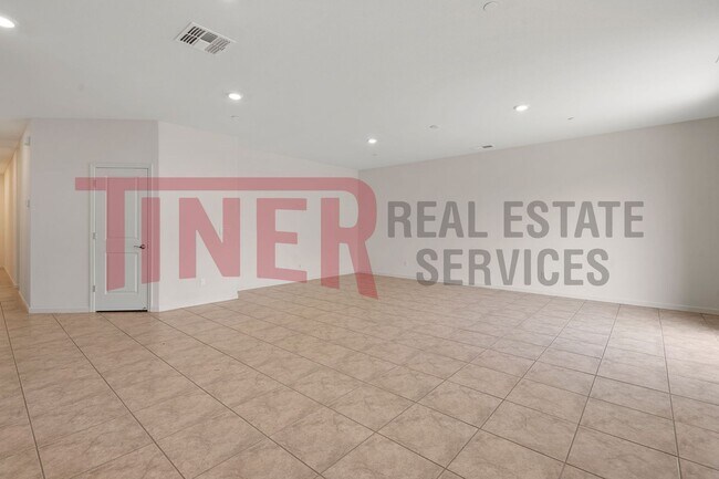 Foto del edificio - 8288 Schellhous Dr