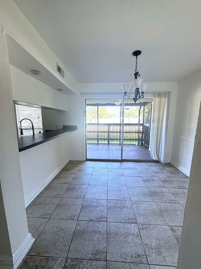 Building Photo - Beautifully Renovated 2-Bedroom, 1.5-Bathroom Townhouse in North St. Petersburg