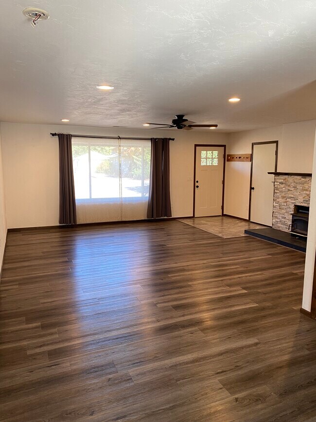 Sala de estar - 525 NE Revere Ave