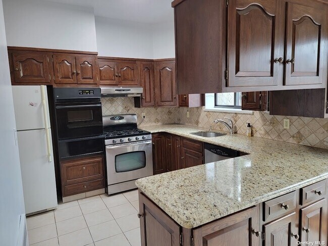 Foto del edificio - 45-60-60 193rd St