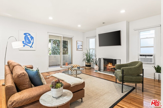 Foto del edificio - 329 S Reeves Dr