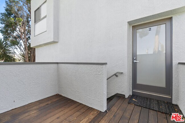 Building Photo - 558 Rose Ave