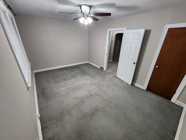 Building Photo - 900 E Illinois St