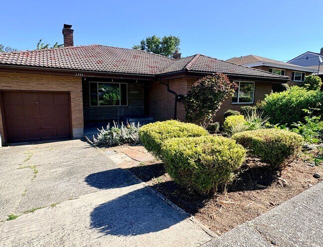 Foto del edificio - 5 Bed/1.5 Bath Beacon Hill Home with Gorgeous Views!