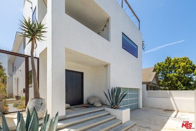 Building Photo - 644 BROOKS Ave