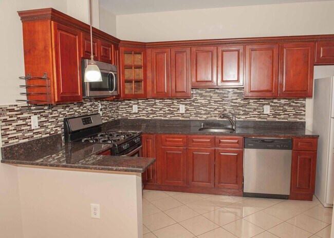 Kitchen with breakfast bar - 43 Manhattan Ave