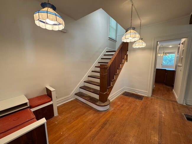 Building Photo - 519 S Hale St