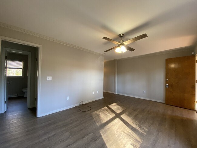 Building Photo - 2 Bedroom | 1 Bathroom | Walk to Downtown Simpsonville | Available Now