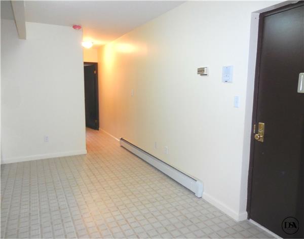 Building Photo - 322 E 4th St