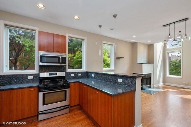 Building Photo - 1458 N Artesian Ave