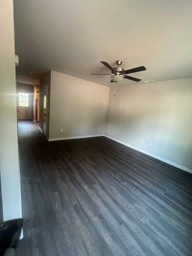 Building Photo - 2 Bedroom 1.5 Bath Townhome Only $1595.00