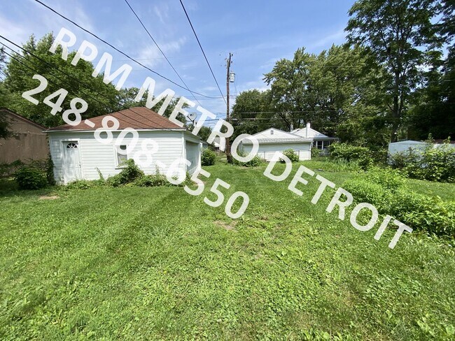 Foto del edificio - 3-BEDROOM COLONIAL In HAZEL PARK