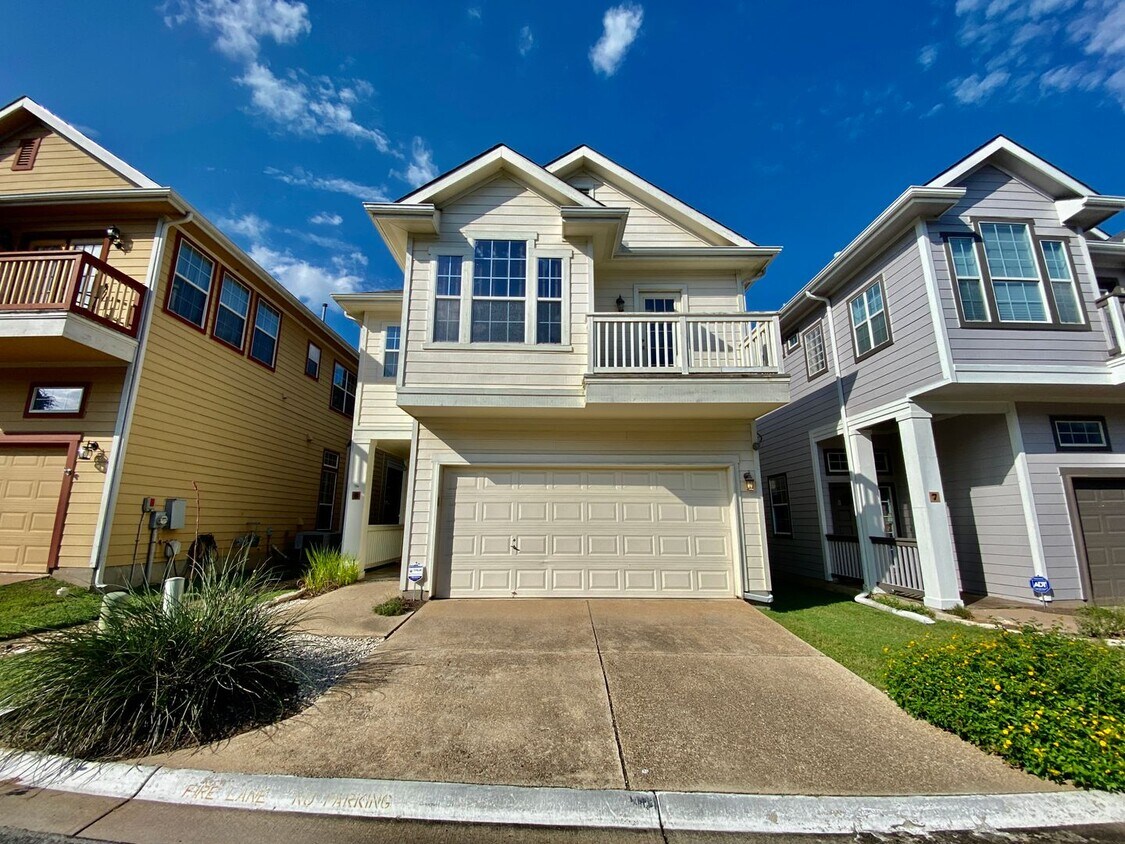 Foto principal - Conveniently located 3 bedroom, 2.5 bathro...