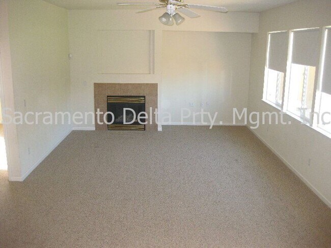 Building Photo - Beautiful and Spacious 5 bed/3 bath home i...