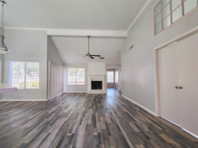 Foto del edificio - 4403 Waterfall Way