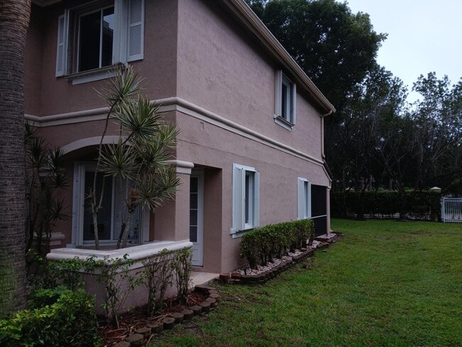 Foto del edificio - 4983 Pinemore Ln