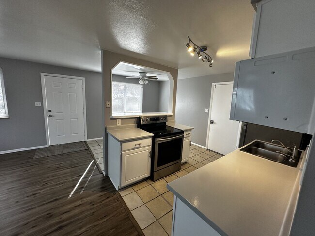 Building Photo - Super Cute and fully updated 2 Bedroom dup...