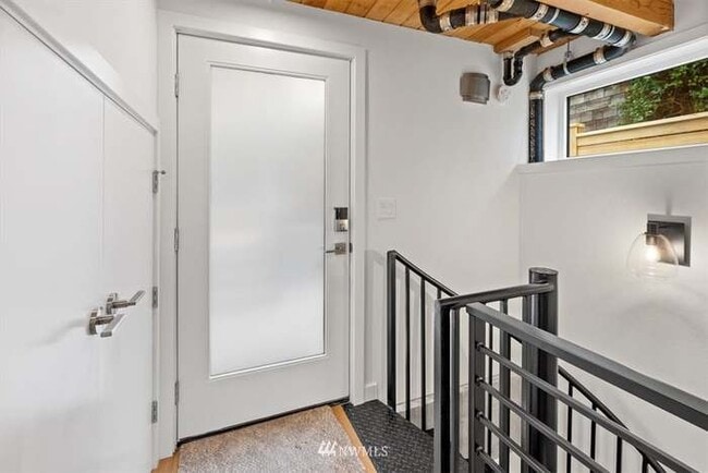 Building Photo - 2617 Franklin Ave E