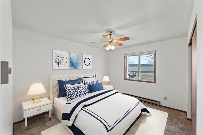 dormitorio con muebles de muestra - 203 E Lake Park Pl