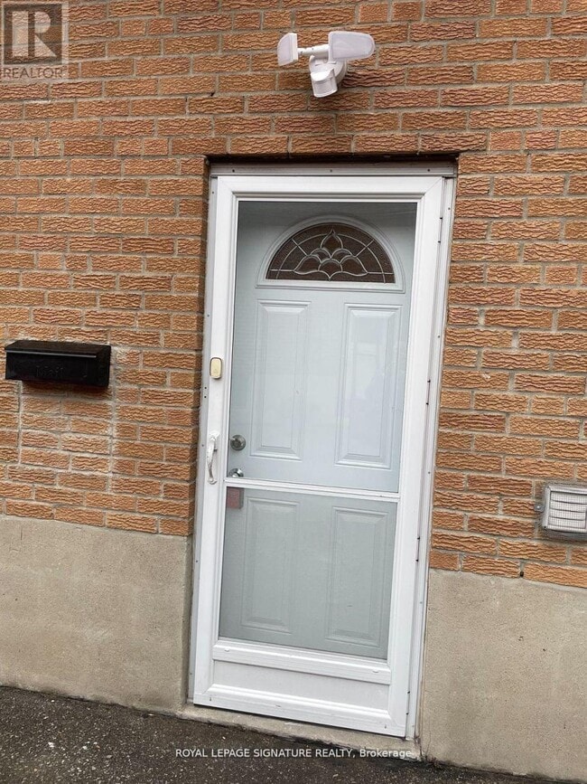 Building Photo - 1566 Northmount Ave