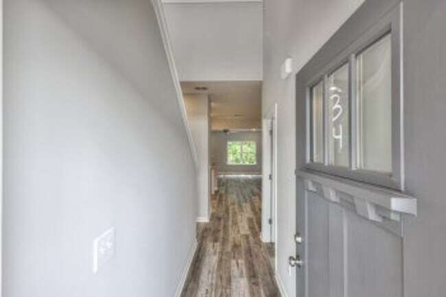Building Photo - Beautiful NEW 3 Bed 2.5 Bath Townhome in M...