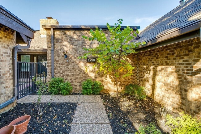 Building Photo - Easy Townhouse Living