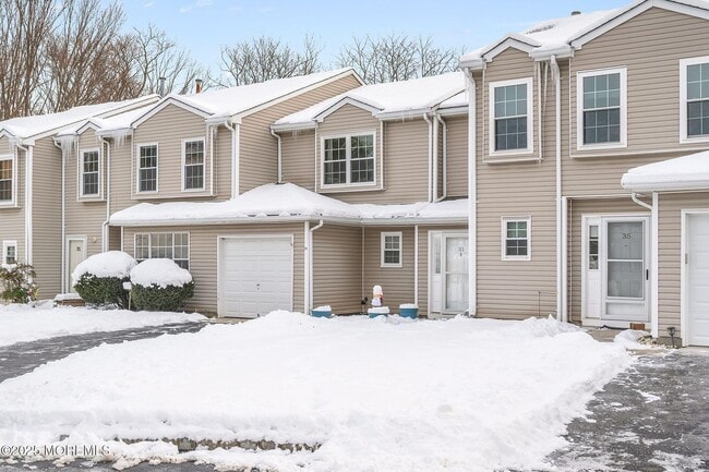 Building Photo - 33 S Pointe Cir