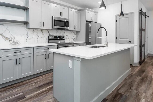 Building Photo - 2252 Fernwood St