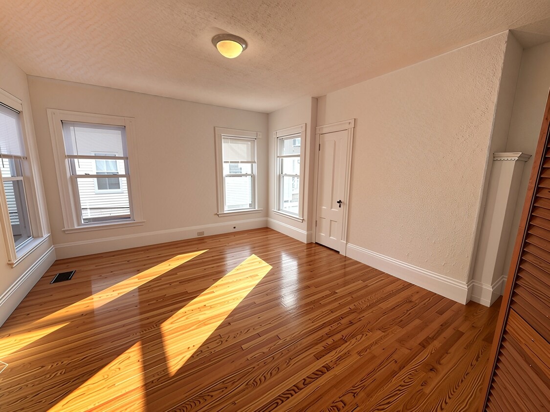 Primary Photo - 17 Upham St