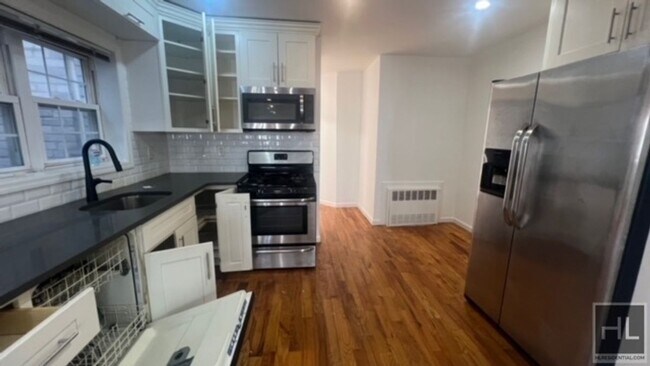 Foto del edificio - SUNNY AND  BEAUTIFUL VERY LARGE 2 BEDROOME...