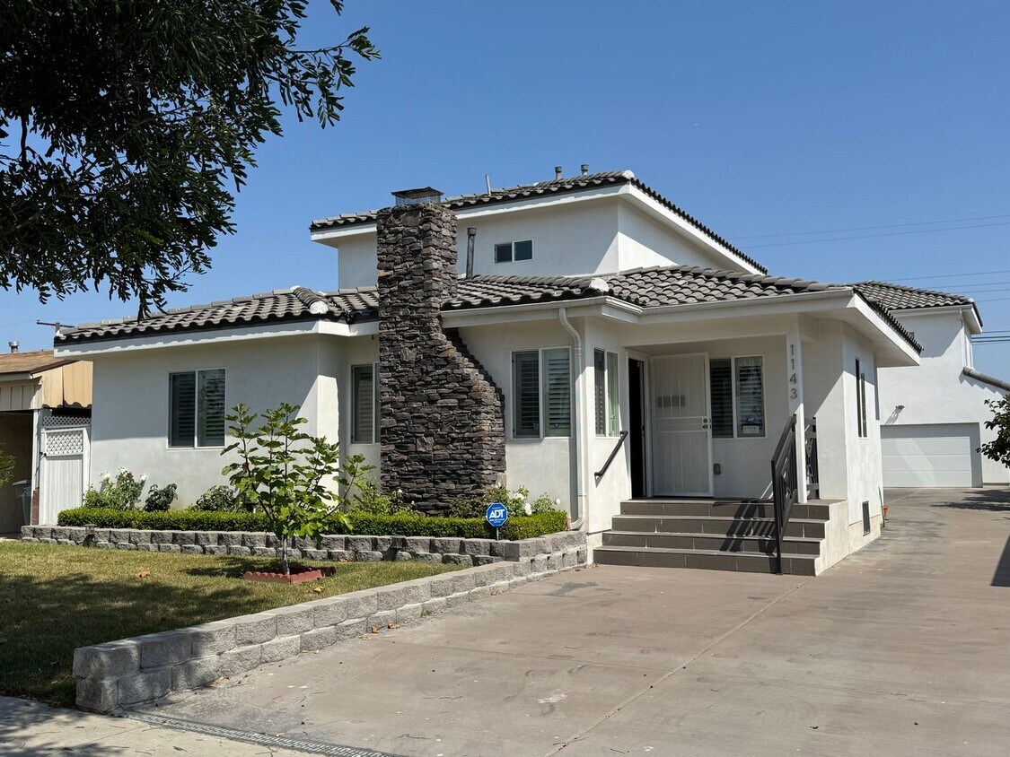 Foto principal - 1143 W 163rd St