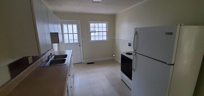 Building Photo - 2034 Walker Ave
