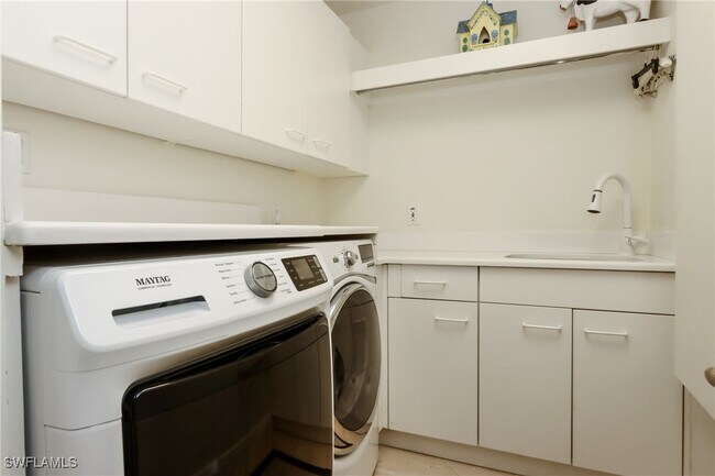 Foto del edificio - 8787 Bay Colony Dr