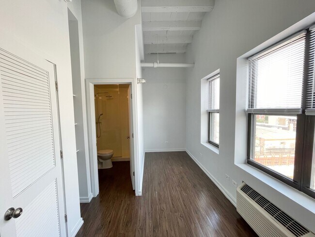 Building Photo - 5718 N Winthrop Ave