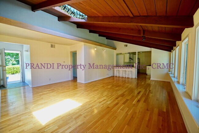 Building Photo - "Charming 3-Bedroom Oasis with 2 Full Bath...