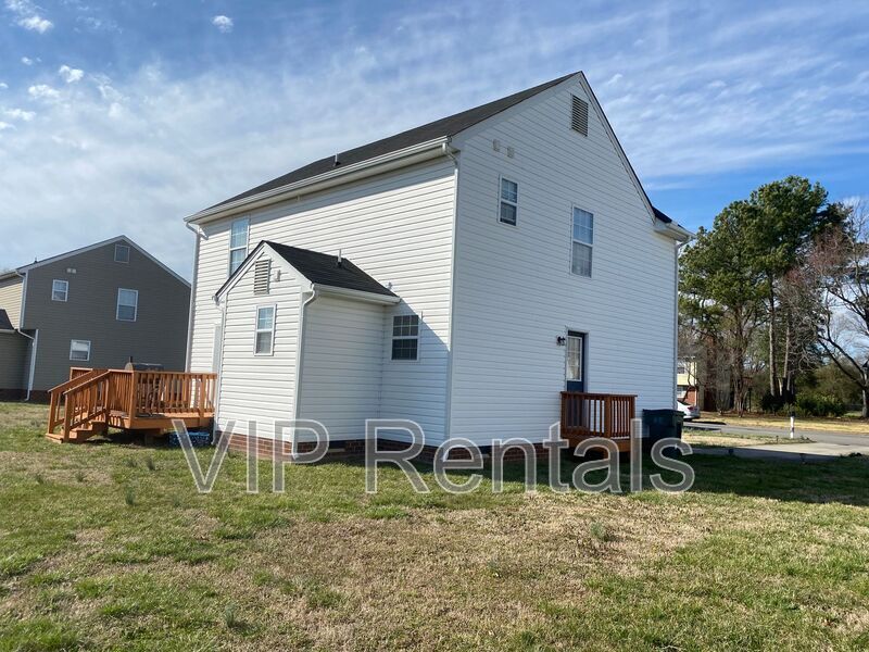 Building Photo - 1127 Wilderness Dr