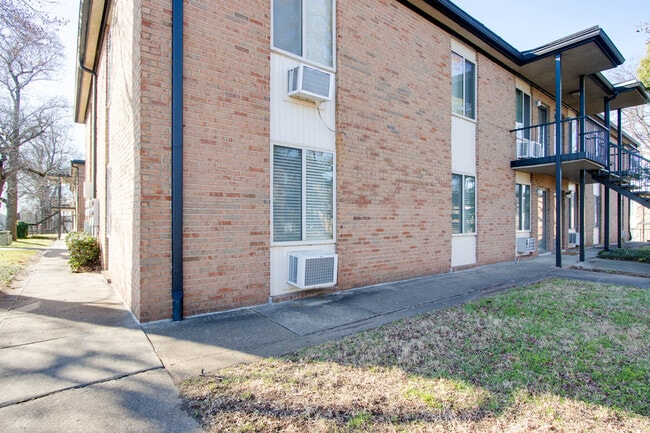 Building Photo - 2601 Hillsboro Pike