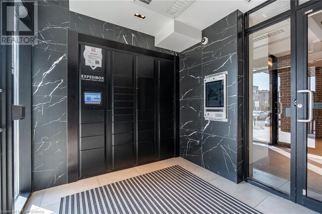 Photo du bâtiment - 600 N Service Rd